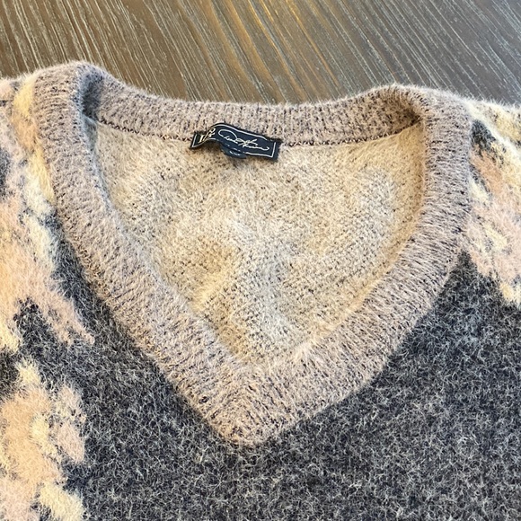 DG2 ladies fuzzy warm sweater in size large. V-neck in grey, pink and beige. - Picture 5 of 9